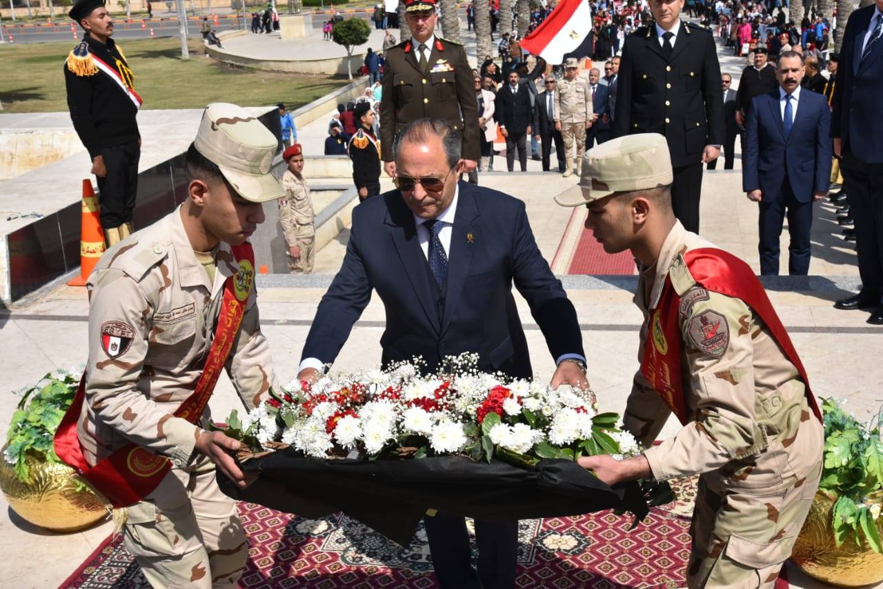 احتفالٱ بذكرى يوم الشهيد .. محافظ بورسعيد يضع إكليلٱ من الزهور على النصب التذكاري بميدان الشهداء ..